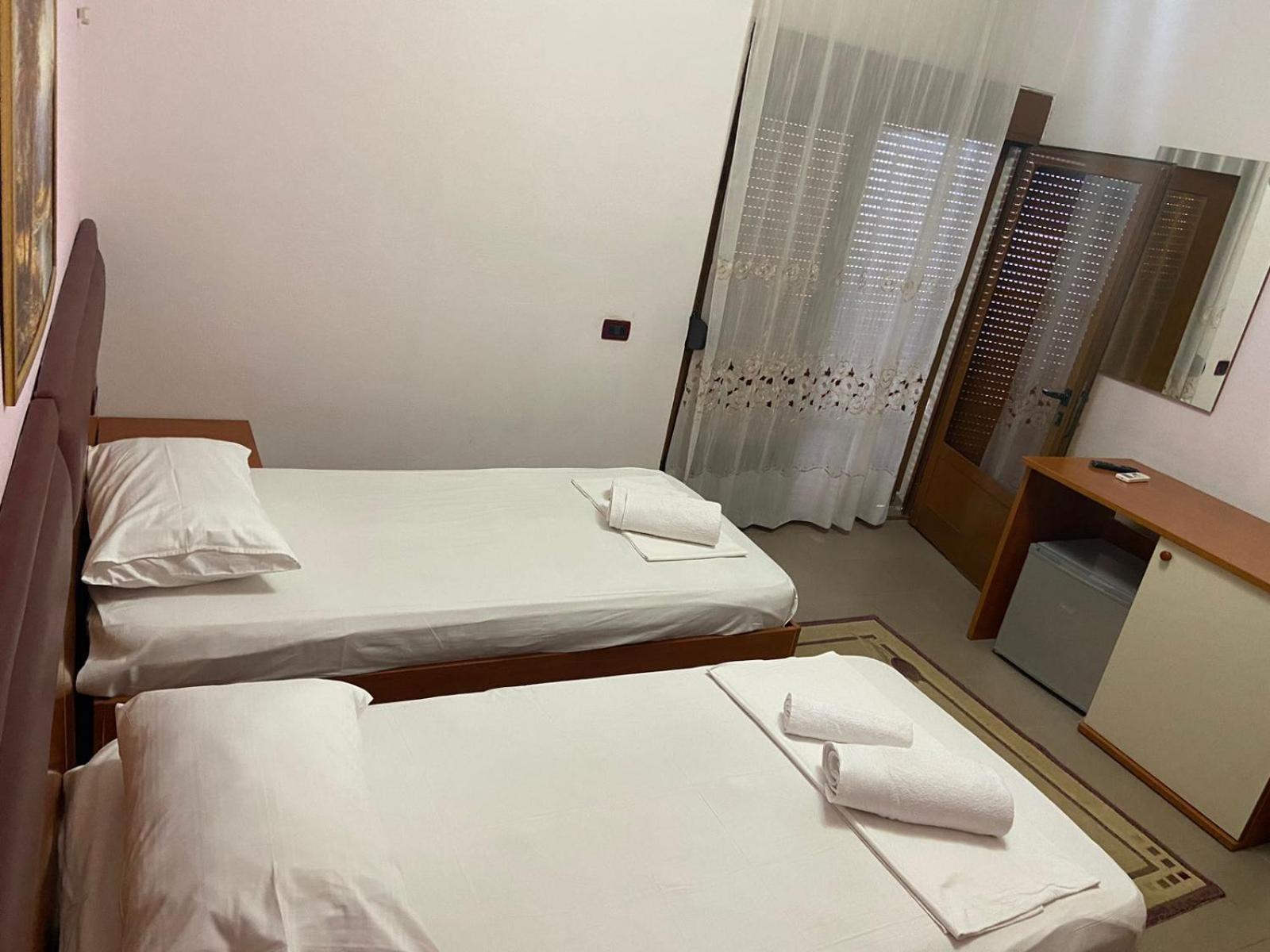 Hotel Edland Vlorë Extérieur photo