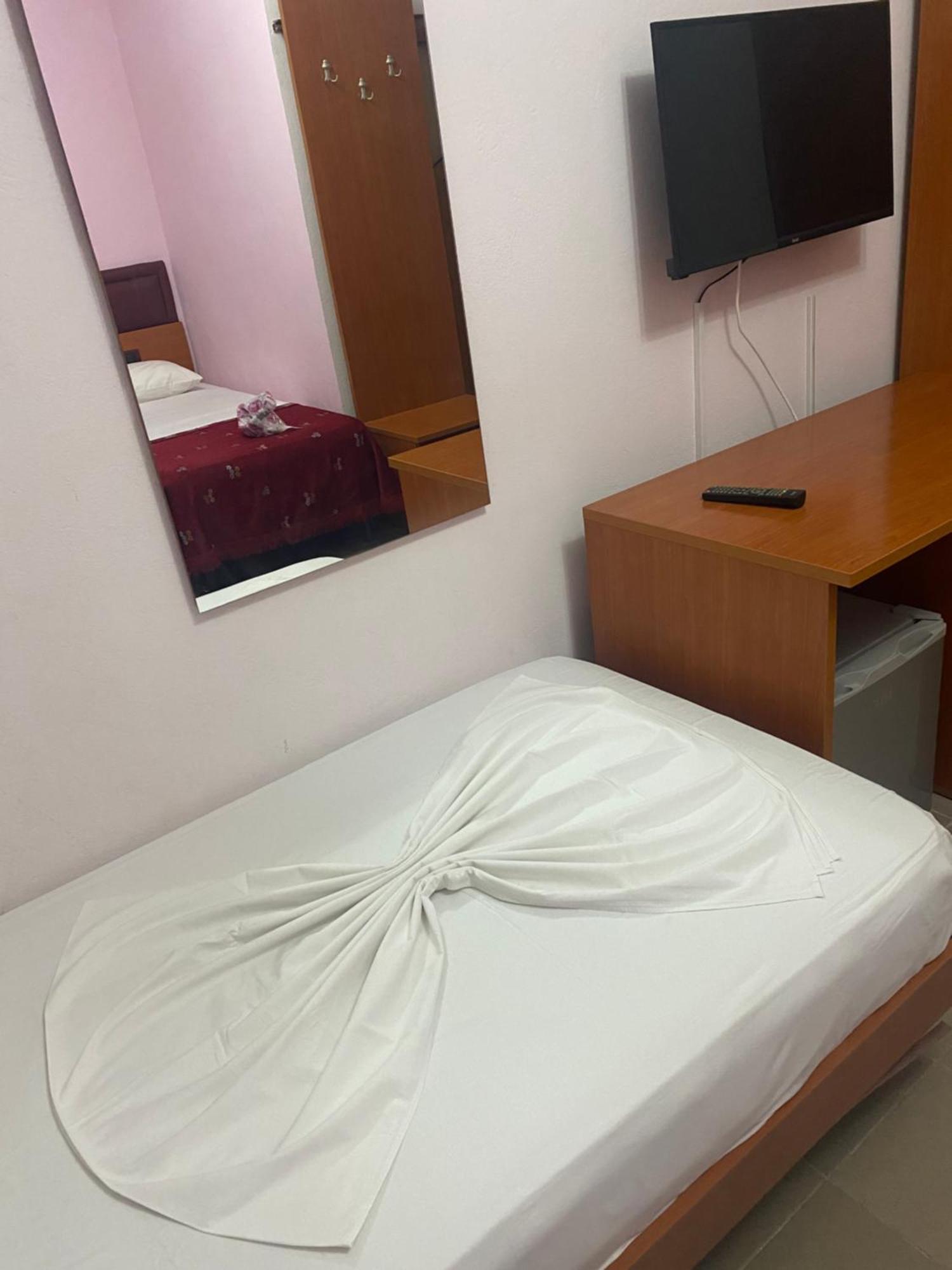 Hotel Edland Vlorë Extérieur photo